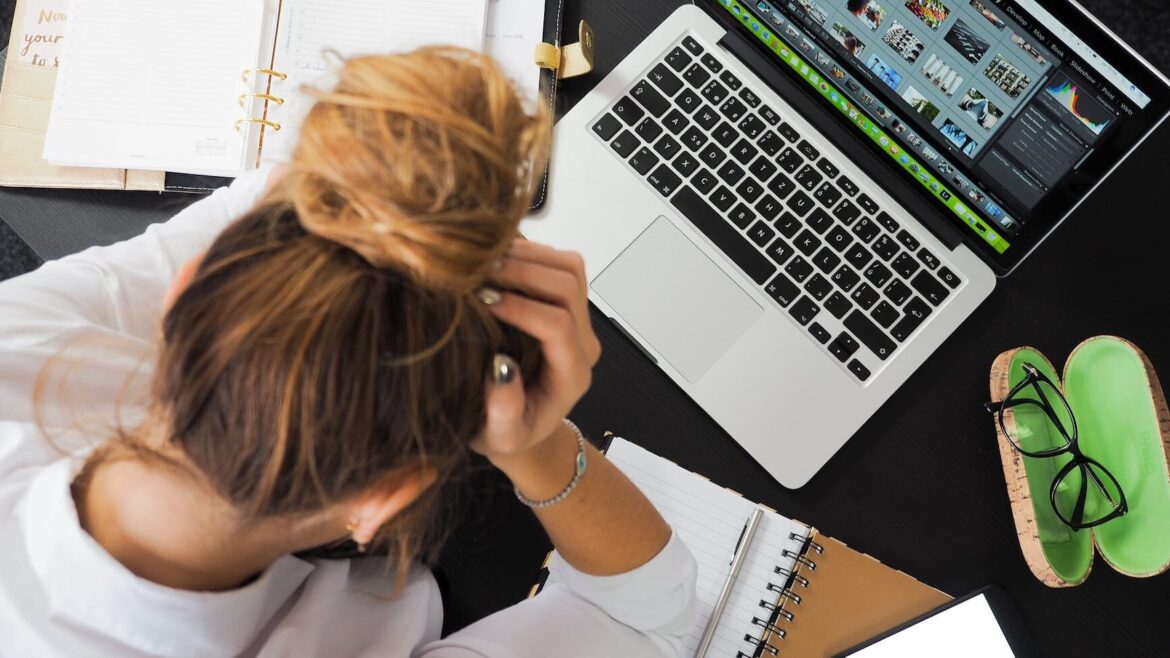 Tips for reducing eye strain and fatigue from prolonged screen time